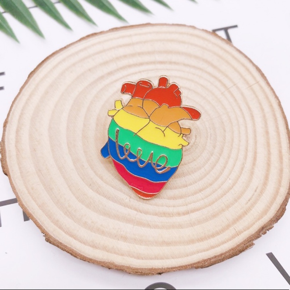 🎉 New Pride Rainbow Heart Love Enamel Pin